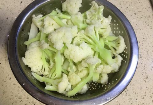 蚂蚁肉沫焗香辣花菜,沥干水分备用