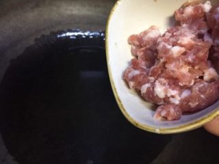 蚂蚁肉沫焗香辣花菜,油锅倒入菜籽油 油温七成放入肉沫