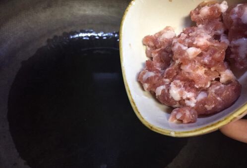 蚂蚁肉沫焗香辣花菜,油锅倒入菜籽油 油温七成放入肉沫