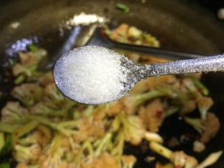 蚂蚁肉沫焗香辣花菜,放入少许白糖