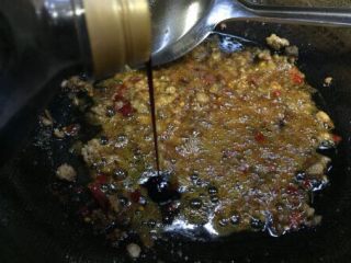 蚂蚁肉沫焗香辣花菜,翻炒至出红油色，加入一勺量的生抽酱油，炒香