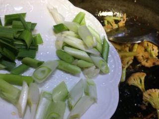 蚂蚁肉沫焗香辣花菜,放入大葱和蒜苗