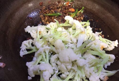 蚂蚁肉沫焗香辣花菜,倒入花菜，让花菜充分吸油料