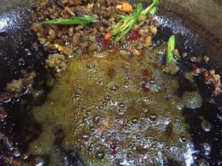 蚂蚁肉沫焗香辣花菜,把肉沫推至锅的一边