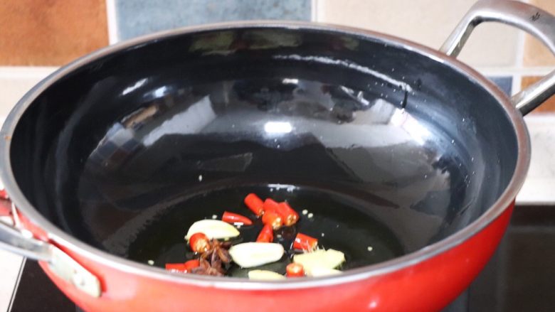 香辣螺蛳,锅中放油烧热，小米辣切段，姜蒜、八角一起放入爆香