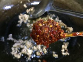 蚂蚁肉沫焗香辣花菜,放入一勺豆瓣酱