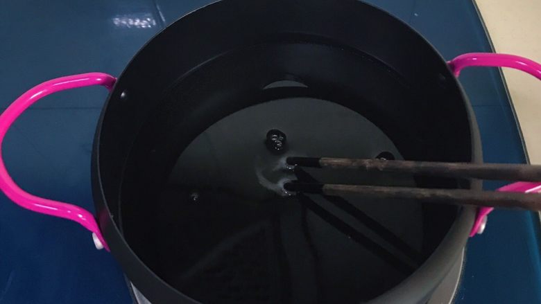 干菜炒汤圆,放入筷子冒出小泡，说明油温可以进行炸制了
