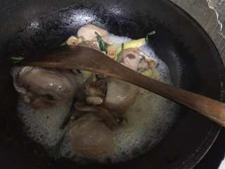 河蚌咸肉豆腐汤,入河蚌，喷料酒后加盖。