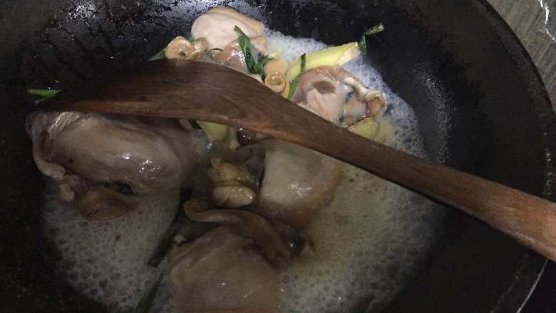 河蚌咸肉豆腐汤,入河蚌，喷料酒后加盖。