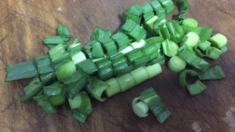 河蚌咸肉豆腐汤,青蒜切碎。