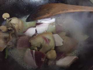 河蚌咸肉豆腐汤,煮开后加入咸肉片。