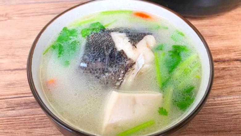 鱼头豆腐汤,浓浓的鱼汤，一点腥味都没有，美味极了