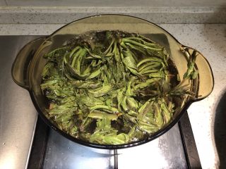 凉拌香椿,烧一锅热水，水开了以后倒入香椿焯水，煮2分钟，直到椿芽全部变绿