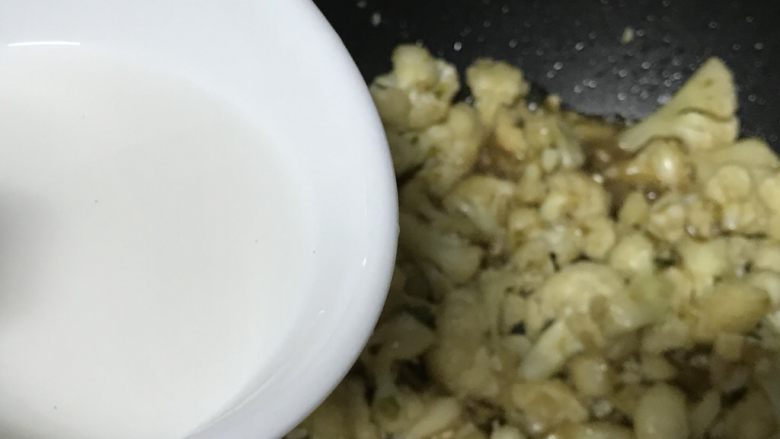 蚝油裹花菜,芡水再次搅拌后，倒入锅子中，迅速翻炒均匀。
