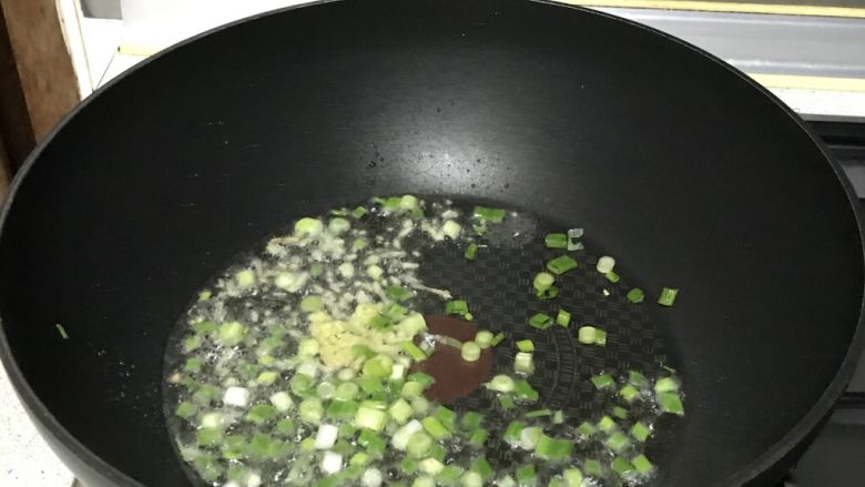 蚝油裹花菜,葱姜爆香。