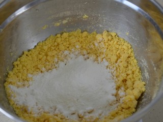 玉米面窝窝头,待玉米面完全凉透后，加70克中筋面粉。