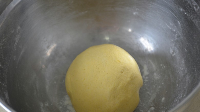 玉米面窝窝头,揉搓成面团，盖好，进行发酵，大约一个小时。
