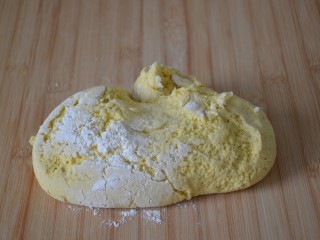 玉米面窝窝头,有些粘手，可以在面板上撒点干面粉，再放面团进行揉搓。