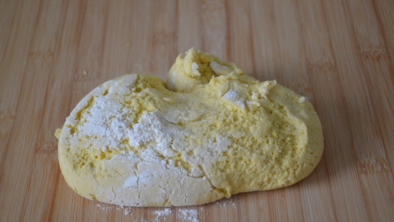 玉米面窝窝头,有些粘手，可以在面板上撒点干面粉，再放面团进行揉搓。