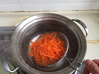 吉祥蔬菜三宝➕炝拌三彩白菜丝,放入胡萝卜焯烫半分钟