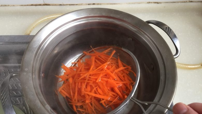 吉祥蔬菜三宝➕炝拌三彩白菜丝,放入胡萝卜焯烫半分钟