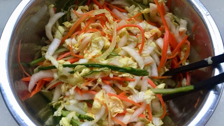 吉祥蔬菜三宝➕炝拌三彩白菜丝,把胡萝卜黄瓜丝加入白菜丝中，搅拌拌匀