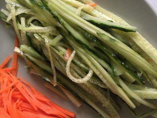吉祥蔬菜三宝➕炝拌三彩白菜丝,黄瓜切细丝