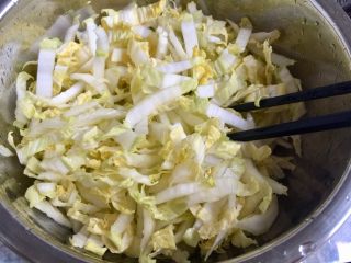 吉祥蔬菜三宝➕炝拌三彩白菜丝,拌匀腌制20分钟到半个小时，用食盐腌制后可以让白菜丝更脆