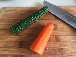 吉祥蔬菜三宝➕炝拌三彩白菜丝,胡萝卜削皮与黄瓜洗净