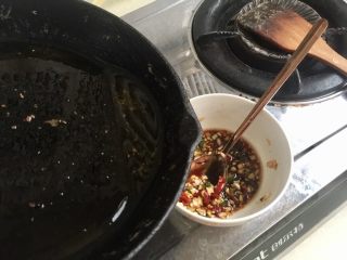 吉祥蔬菜三宝➕炝拌三彩白菜丝,把花椒油加热到八成熟，然后浇在调味汁上