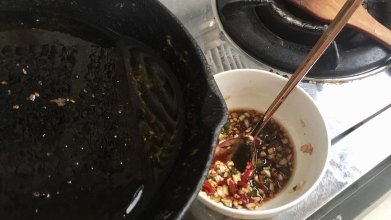 吉祥蔬菜三宝➕炝拌三彩白菜丝,把花椒油加热到八成熟，然后浇在调味汁上