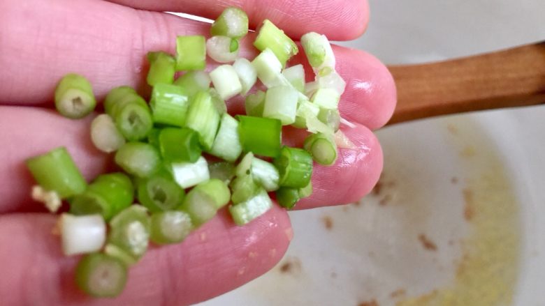 剩米饭的华丽转身➕香菇咸肉白菜粥,加入葱白煸香