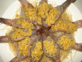 蒜蓉粉丝蒸大虾,把炒好的蒜茸放在虾上面，放入蒸锅中蒸大约8分钟（时间自己掌握）