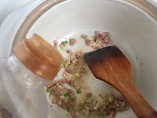 剩米饭的华丽转身➕香菇咸肉白菜粥,加入少许料酒煸炒去腥