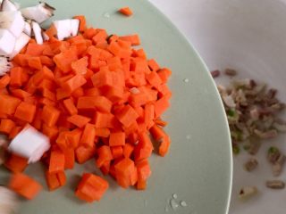 剩米饭的华丽转身➕香菇咸肉白菜粥,加入胡萝卜粒煸炒一下