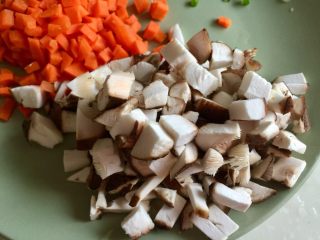 剩米饭的华丽转身➕香菇咸肉白菜粥,香菇切小粒，备用