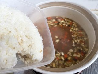 剩米饭的华丽转身➕香菇咸肉白菜粥,加入剩米饭，如果米饭粘成团，可以戴上一次性手套把米饭捏散再放入砂锅，或者放入锅中用汤勺把米饭搅散