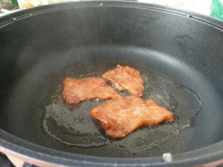 最爱~猪扒堡,接着将腌好的肉一片片的放进锅里煎至
