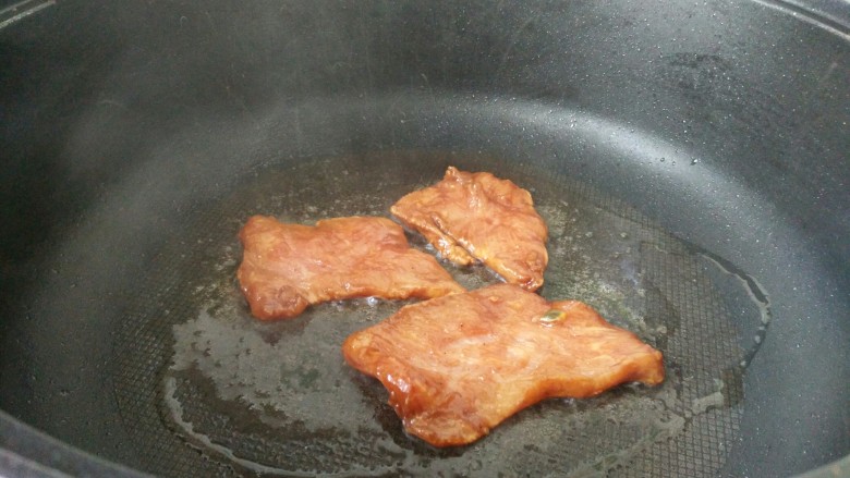 最爱~猪扒堡,接着将腌好的肉一片片的放进锅里煎至