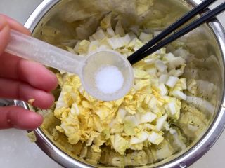 剩米饭的华丽转身➕香菇咸肉白菜粥,加少许食盐