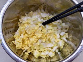 剩米饭的华丽转身➕香菇咸肉白菜粥,白菜叶片切碎备用