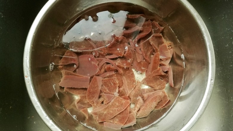 鱼香猪肝,用清水浸泡20分钟。