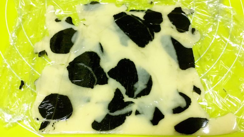 奶牛小饼干,剩下的边角可以叠在一起，再次擀成2毫米厚的片，用奶牛模具压出形状，剩下的混合一起，揉成浅黑色