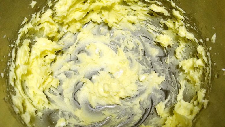 奶牛小饼干,先做蛋白面团，黄油室温软化加一小撮盐跟糖粉搅拌均匀，打发至蓬松状态
