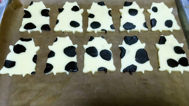 奶牛小饼干,烤盘铺油纸，将压出形状的奶牛框取下，放在烤盘上