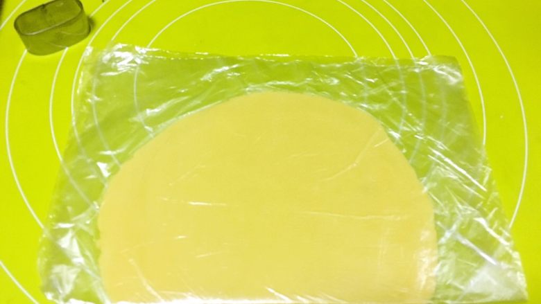 奶牛小饼干,原色蛋黄面糊盖保鲜膜擀成2毫米厚的薄片