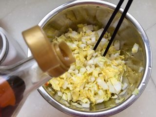 剩米饭的华丽转身➕香菇咸肉白菜粥,少许麻油，拌匀腌制五分钟