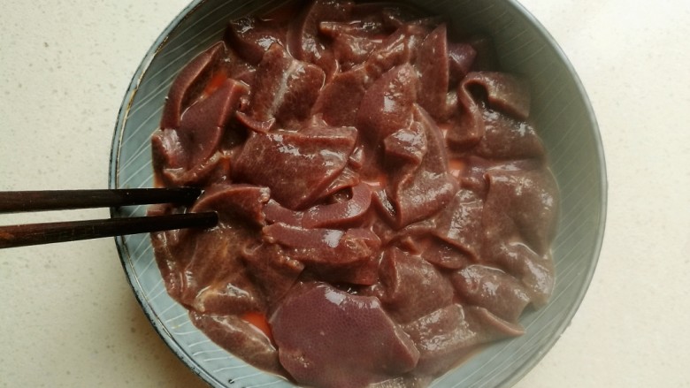 鱼香猪肝,搅拌均匀后腌制10分钟。