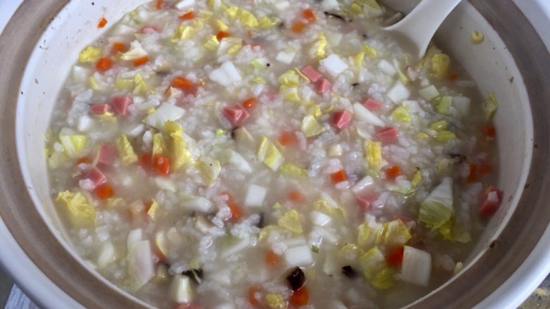 剩米饭的华丽转身➕香菇咸肉白菜粥,搅拌均匀后，再小火炖煮5分钟