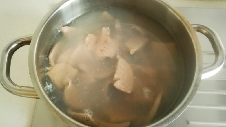 鱼香猪肝,锅中烧水，水沸后放入腌渍好的猪肝焯烫1分钟左右捞出控水。